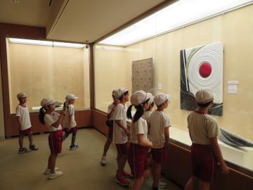 美術工芸館の中で見学する児童たちの様子