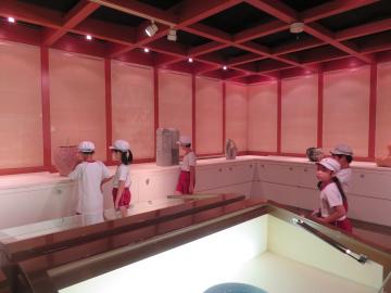 いろいろな作品展示を見学する児童たちの様子