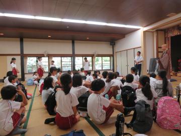 住職さんのお話をお聞きして、感想を発表している児童たちの様子