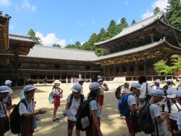 食堂・常行堂・講堂の前で集合する児童たちの様子