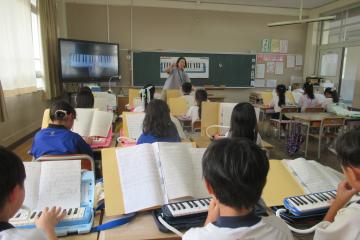 鍵盤ハーモニカを演奏している様子