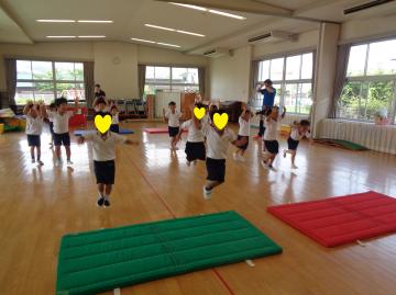 体育遊び1　きりん組が両足ジャンプをしている様子