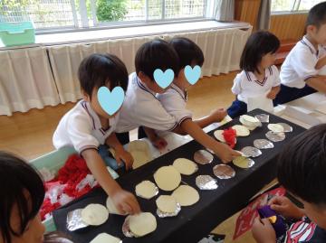 体験活動1　御座候を焼いている様子