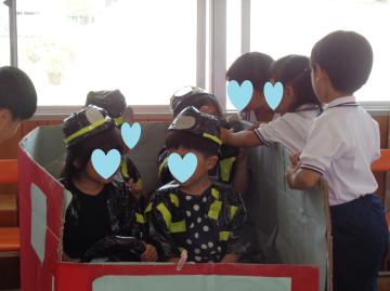 体験活動4　消防士体験で消防車に乗っている様子