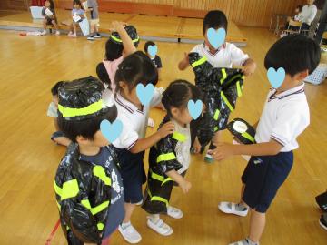 体験活動3　消防士体験で消防士の服の着替えをしている様子