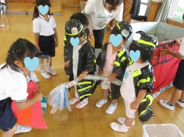 体験活動5　消防士体験で消火活動をしている様子