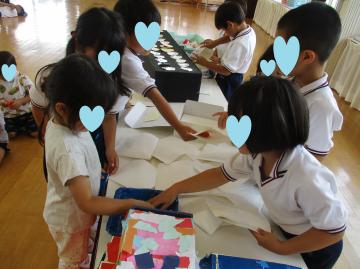 体験活動2　御座候やお金のやり取りをしている様子