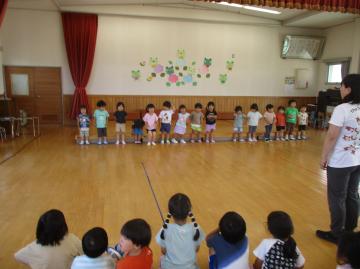 七夕のつどい　3歳児が体操をしている様子