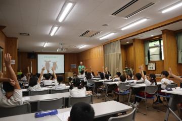 お話をお聞きして質問にたくさん手を上げています