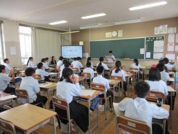 教室の教壇で生徒が緊張の弁論をしている様子