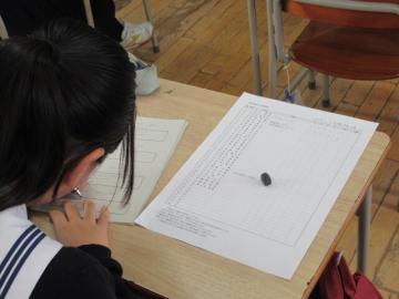 聞く側の生徒が弁士の良かったところ等を机上で記録している様子