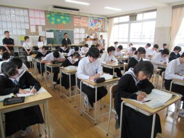 保護者が教室と廊下で参観されている様子