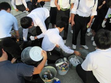 集めたゴミを分別する生徒たちの様子