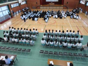 体育館で傾聴する中学1年生、2年生と小学6年生の様子