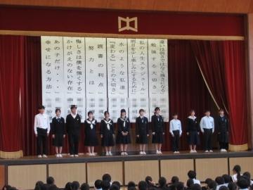 体育館の壇上で整列する弁士たちの様子