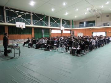 体育館で保護者・生徒の出席による説明会が開催された様子