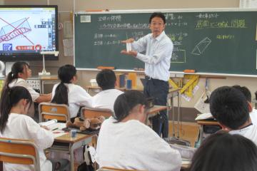 6年生算数の授業の様子。教室内で児童たちが真剣に学んでいます。