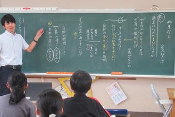 6年生国語の授業の様子。教室内で児童たちが真剣に学んでいます。