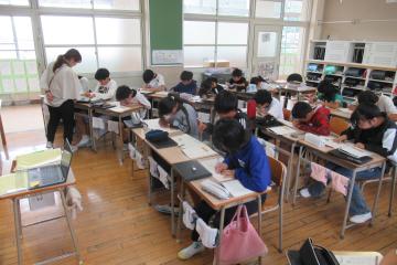 6年生書写の授業の様子。教室内で児童たちが真剣に学んでいます。