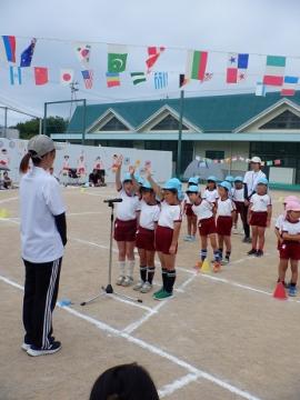 園庭で園児たちが宣誓をしている様子