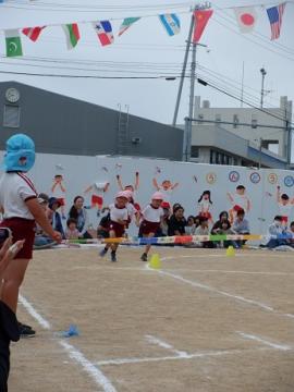 4歳児が園庭でかけっこをしている様子