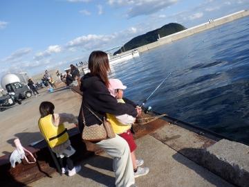 堤防で一緒に釣り竿をもっている様子