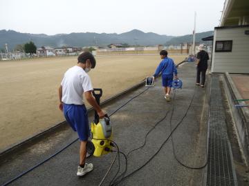 校庭で環境整備作業に励む中学生の様子