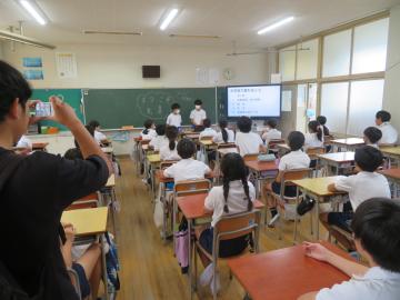教室内で中学校生活についてのプレゼン発表をする児童たちの様子