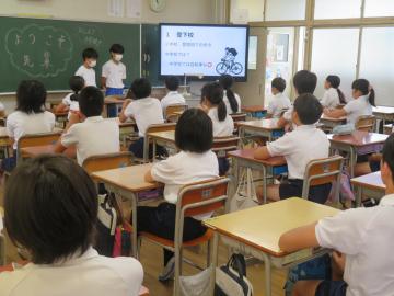 教室内でモニターを使い登下校の方法を説明する中学生の様子