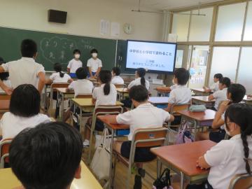 教室内で6年生の質問に答える中学生の様子