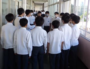 廊下で合唱練習する生徒たちの様子