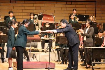 会場で表彰を受ける参加者の様子