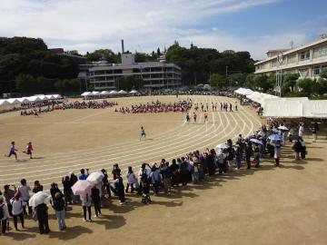 全員リレーで選手がトラックを走っている様子