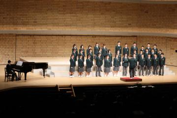 会場で合唱コンクールに参加する生徒たちの様子