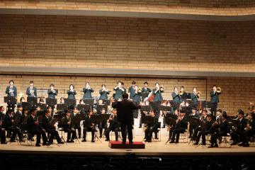 会場で吹奏楽の演奏をする生徒たちの様子