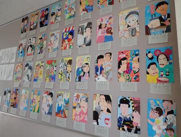 室内の掲示板に美術作品が展示されている様子