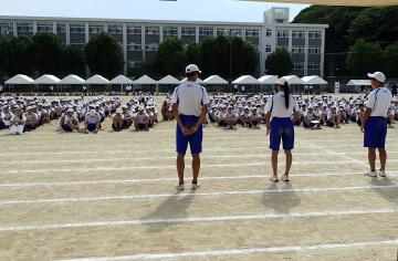 生徒代表3名が全生徒の前に立って最後の言葉を述べている様子