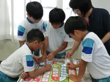 ゲームをしながら金融の学習をしているところ
