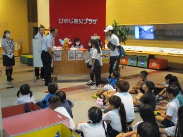 ひめじ防災プラザ館内で入場前の挨拶をする児童たちの様子