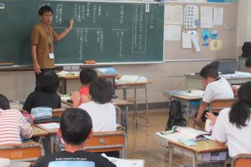 4年生国語の授業の様子。真剣に取り組んでいます。