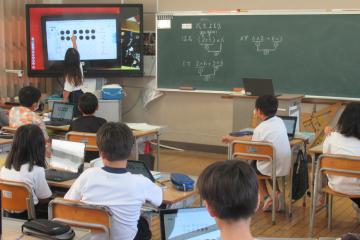 4年生算数の授業の様子。真剣に取り組んでいます。