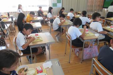 前期課程の児童が給食を食べている様子