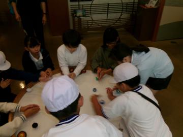 独楽で遊んでいる児童たちの様子