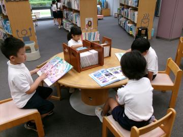 館内で本を読んでいる児童たちの様子