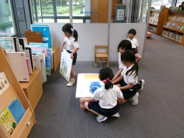 館内で本を選んでいる児童たちの様子