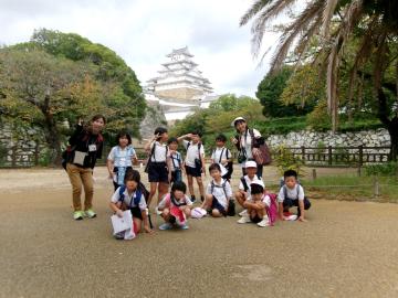 姫路城の前で集合して写真を撮影した児童たちの様子