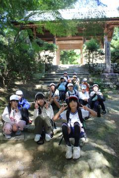 圓教寺への道中で、みんなで集合写真を撮っている様子