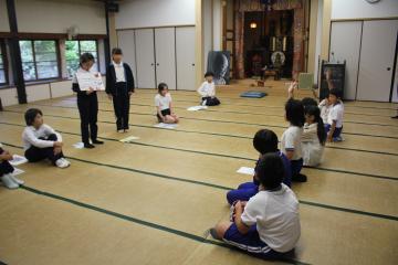 莇野小学校のことを紹介している児童たちの様子