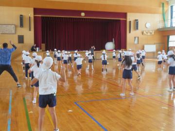 体育館で低学年ダンスの練習をする児童の様子