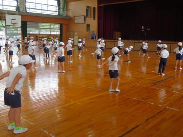体育館で低学年ダンスの練習をする児童の別の様子
